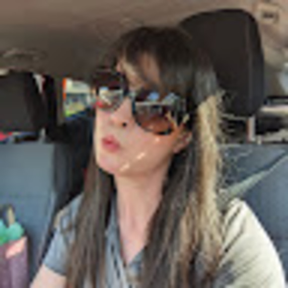 Meet your Posher, Caitlin - Picture 1 of 1